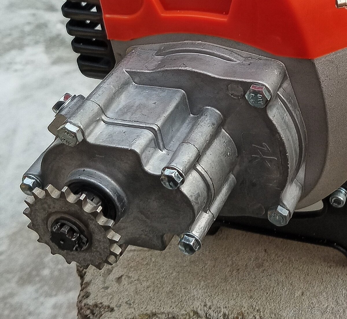 Převodovka 5:1 na dvoutaktní motor z křovinořezu.