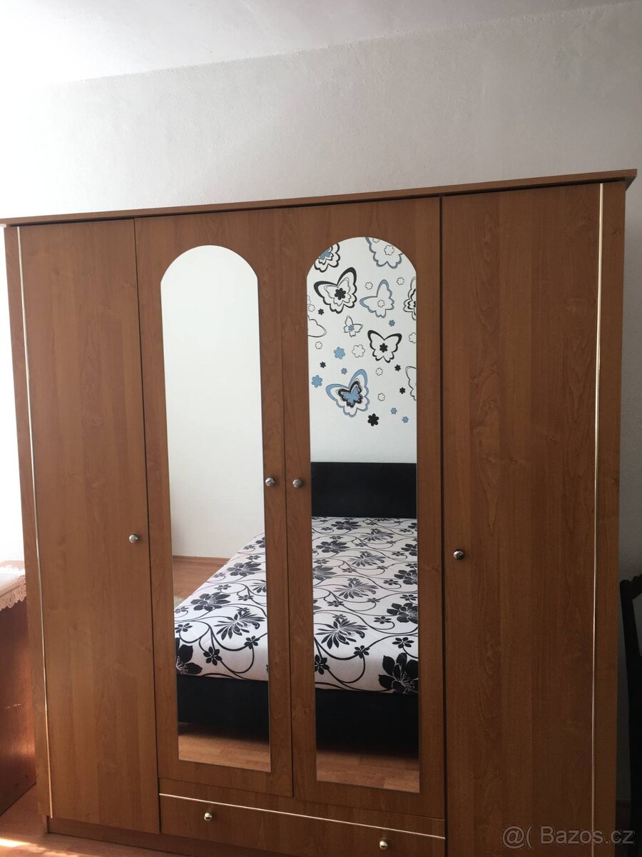 Skříň se zrcadly