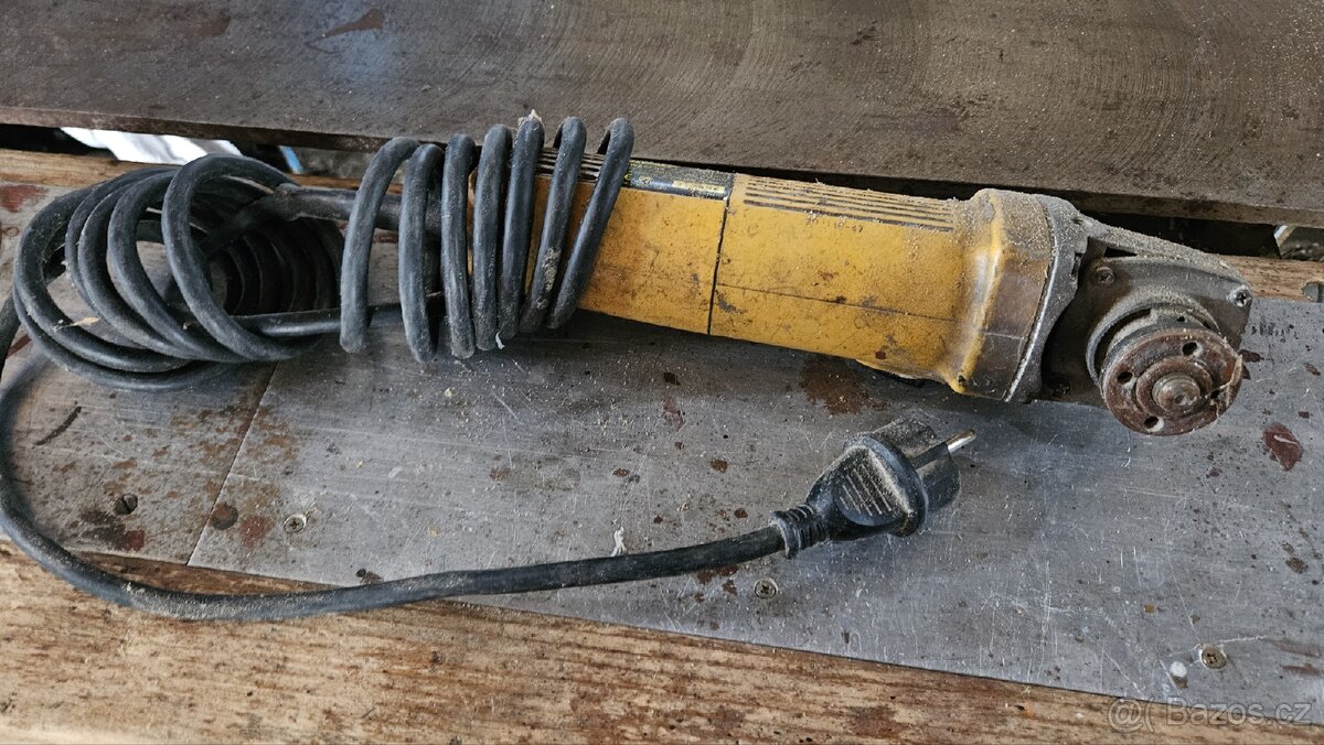 Úhlová bruska dewalt dw824 nefunkční