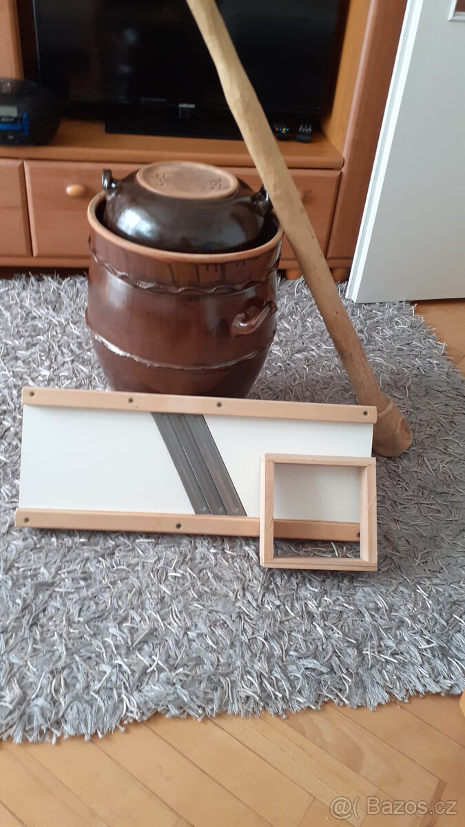 Prodám zachovalý zelák – původní stav, včetně kráječe