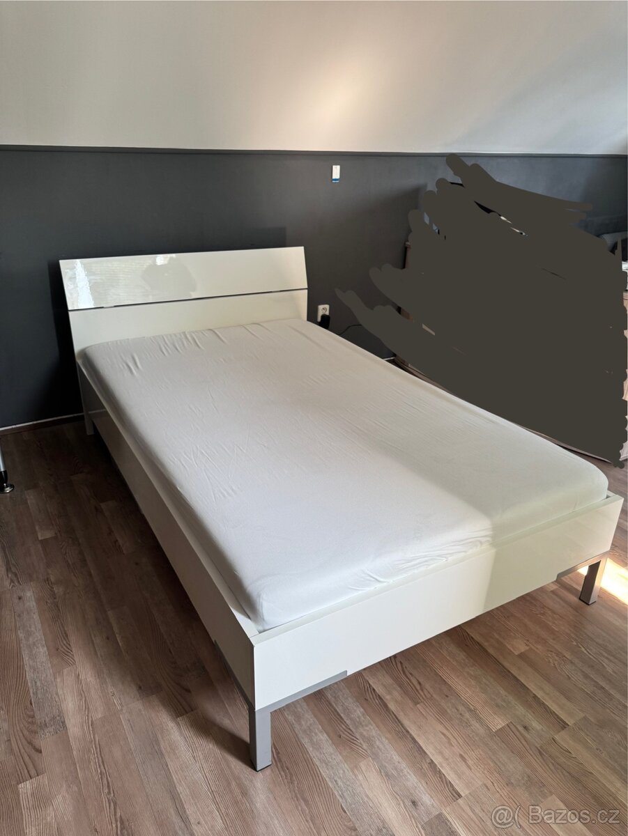 Lesklá bílá postel