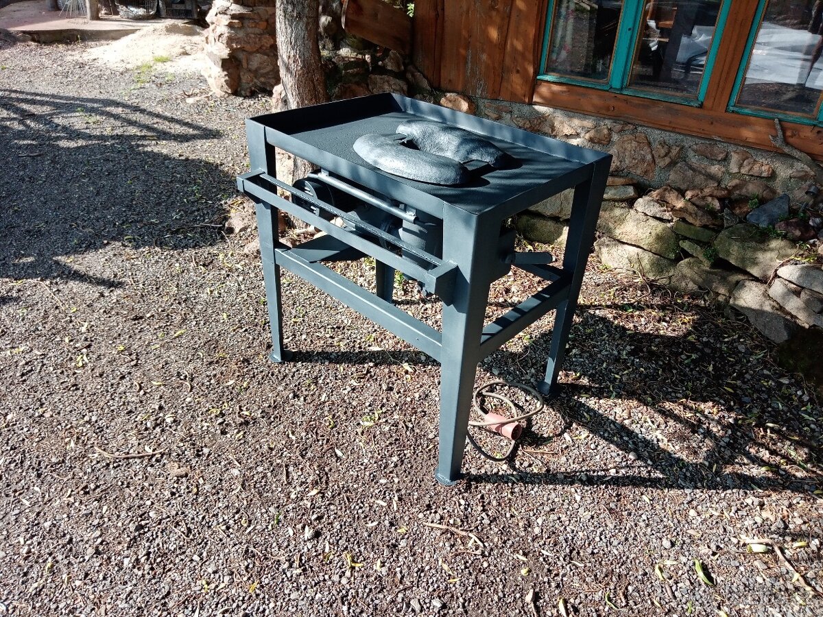 Výheň kovářská, kovadlina, buchar.