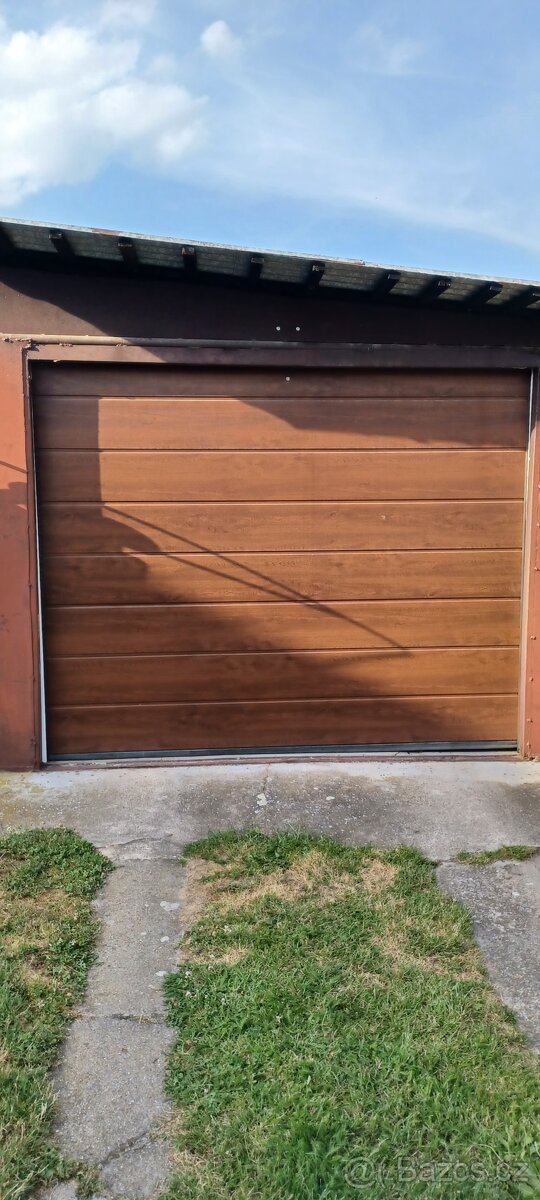 Sekční garážová vrata s pohonem zn. Hormann