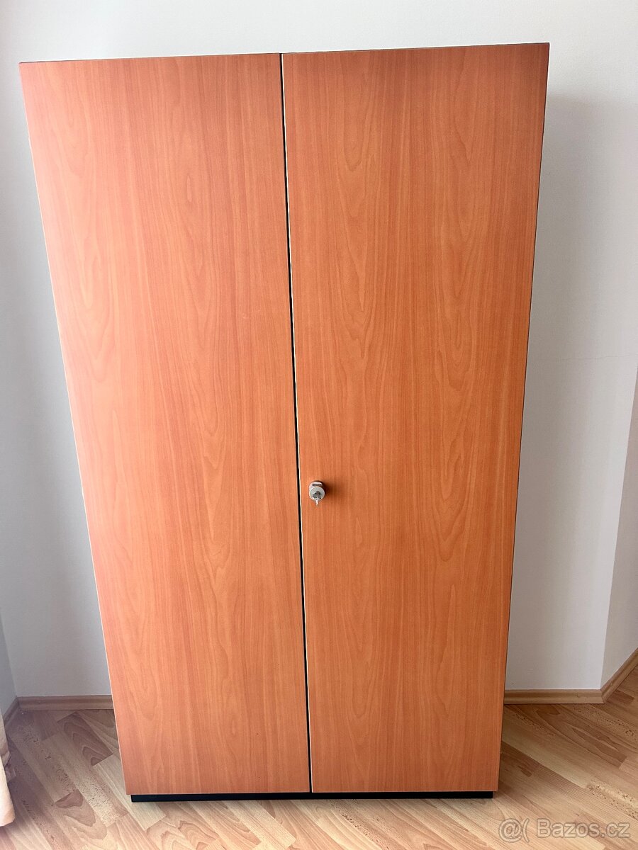 Kancelářská skříň - kvalitní dřevo