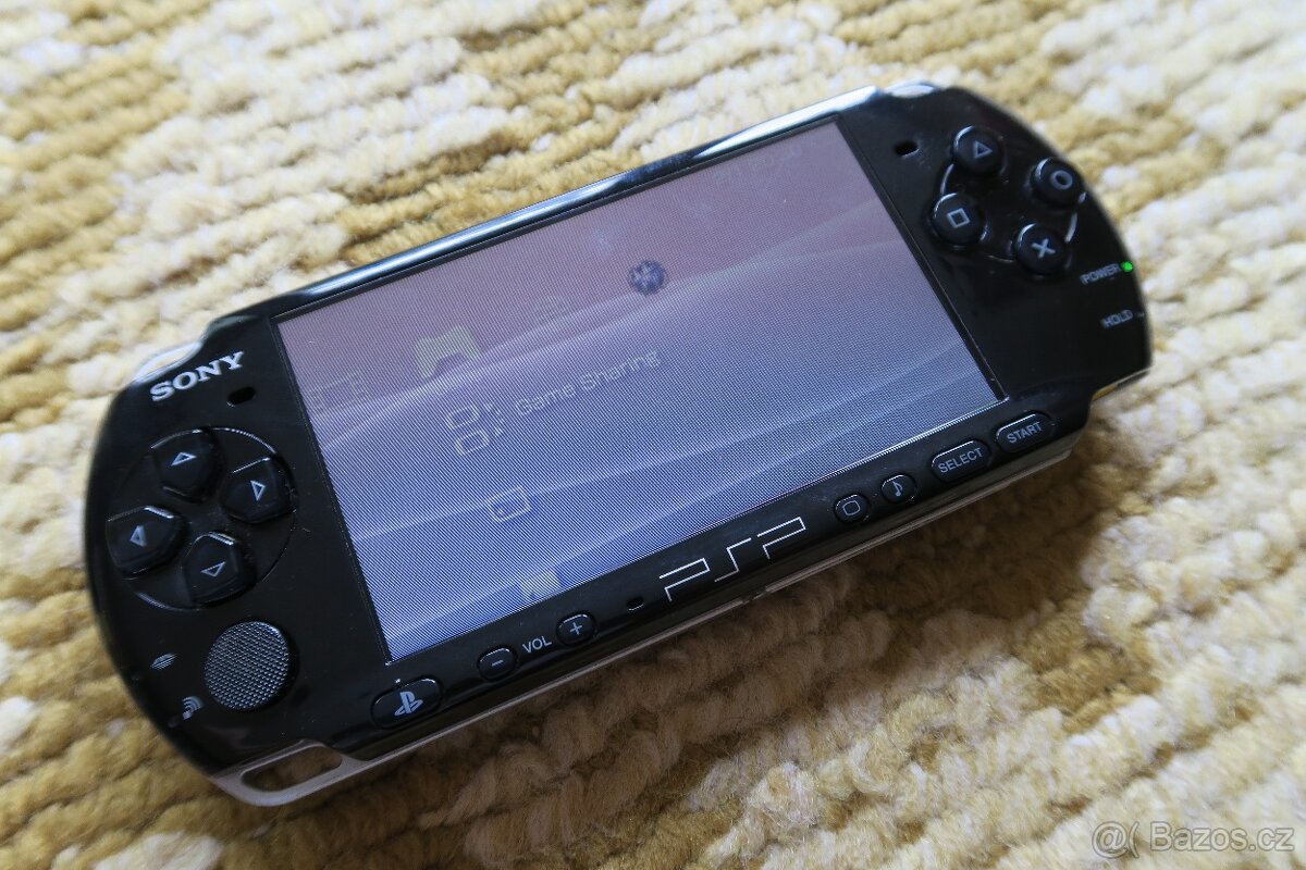 PSP 3004 s krabicí, hrami, pouzdrem a ochranným sklíčkem