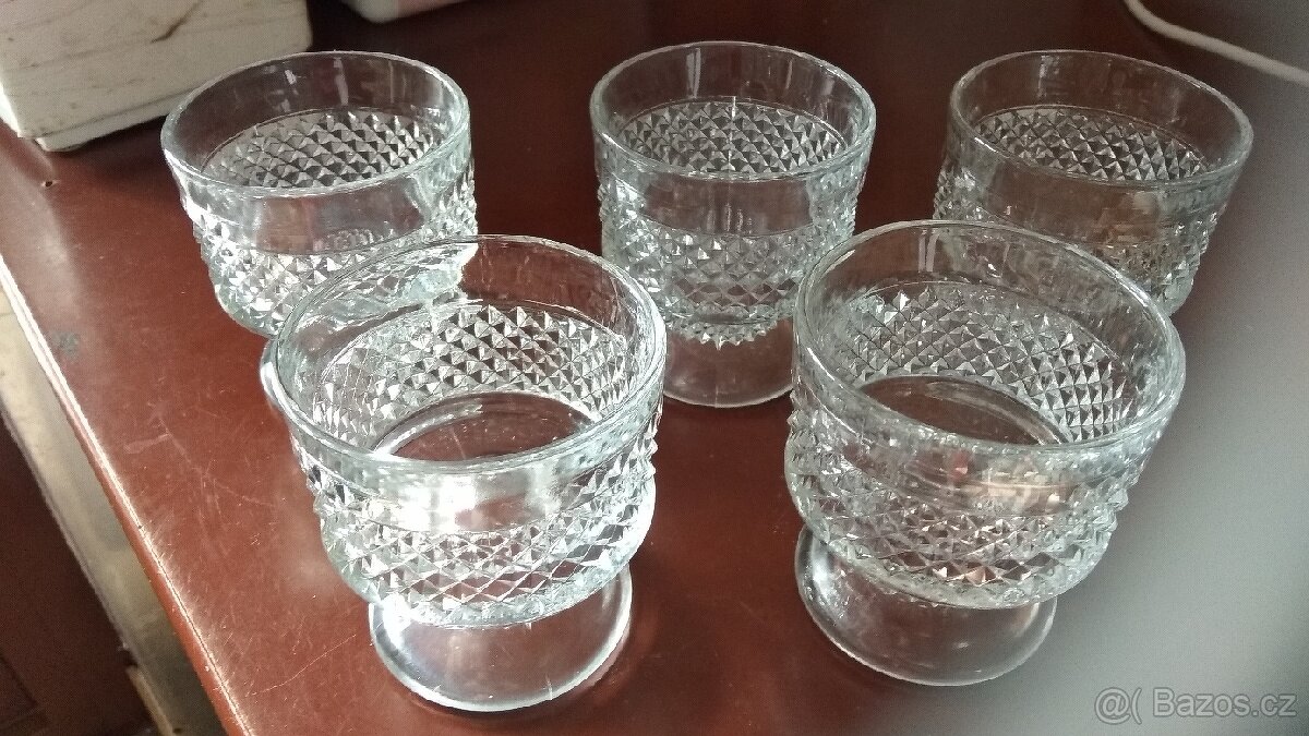 Skleněné misky, vázičky, hrnky, potravinové dózy