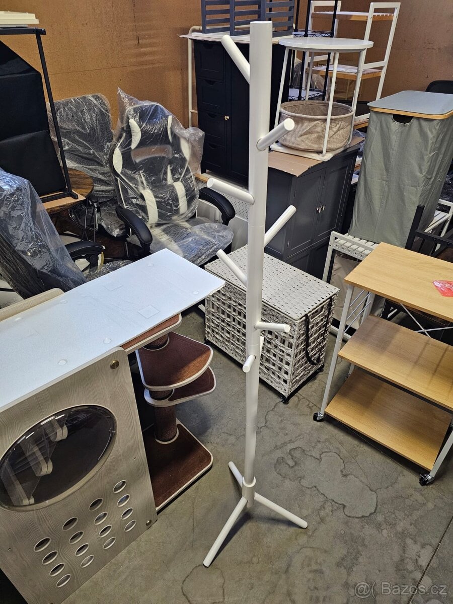 Nový rostoucí dřevěný věšák