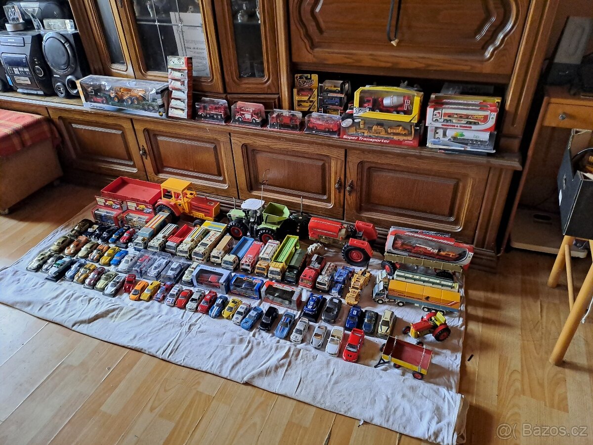 modely osobních, nákladních aut, strojů