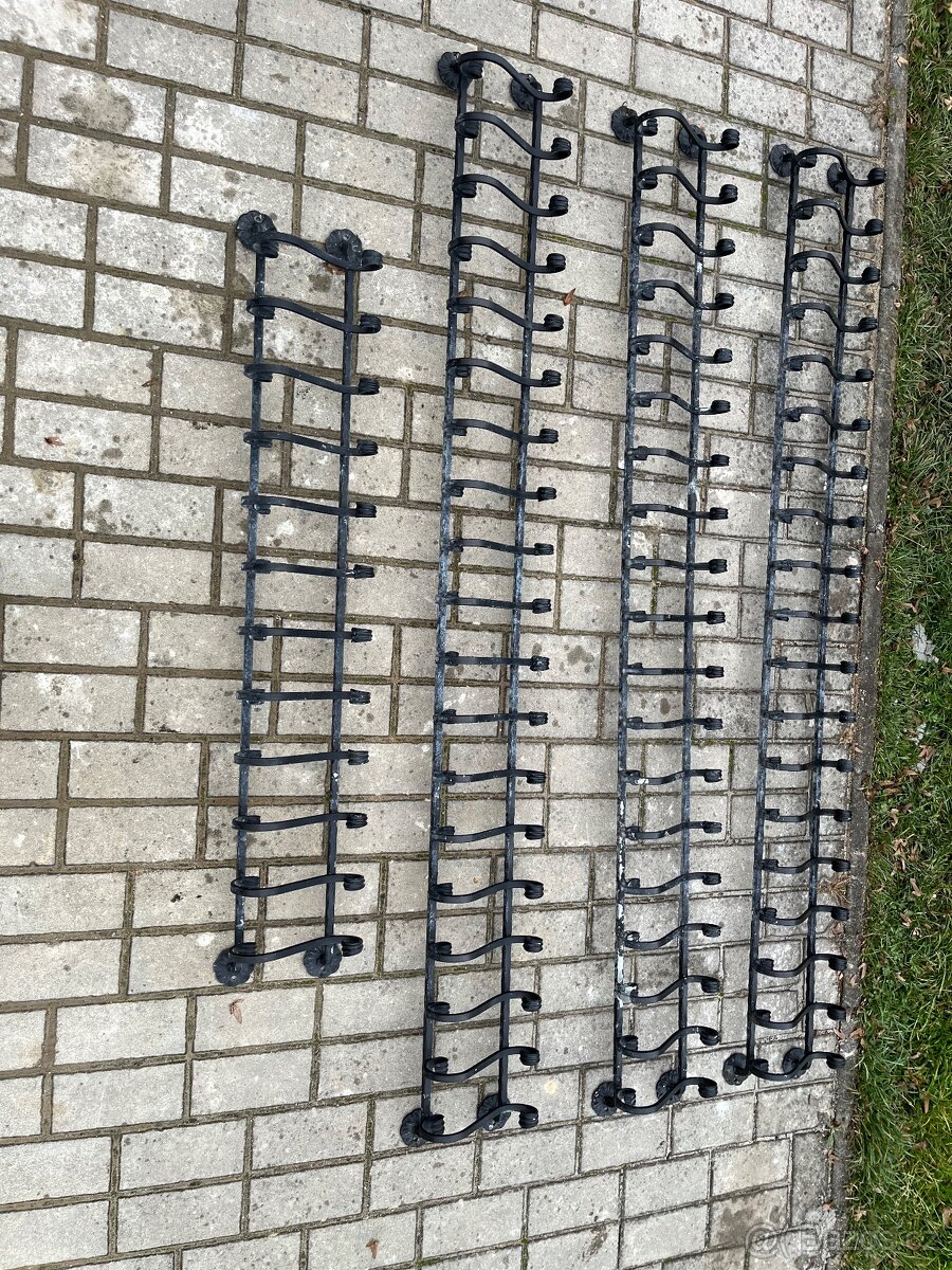 Okrasné zábrany na truhlíky na parapety