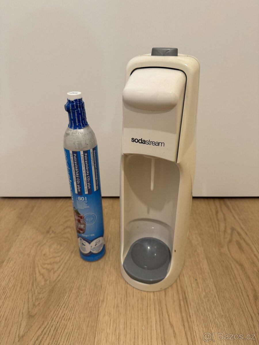SodaStream Jet + plná bombička (+ lahve)