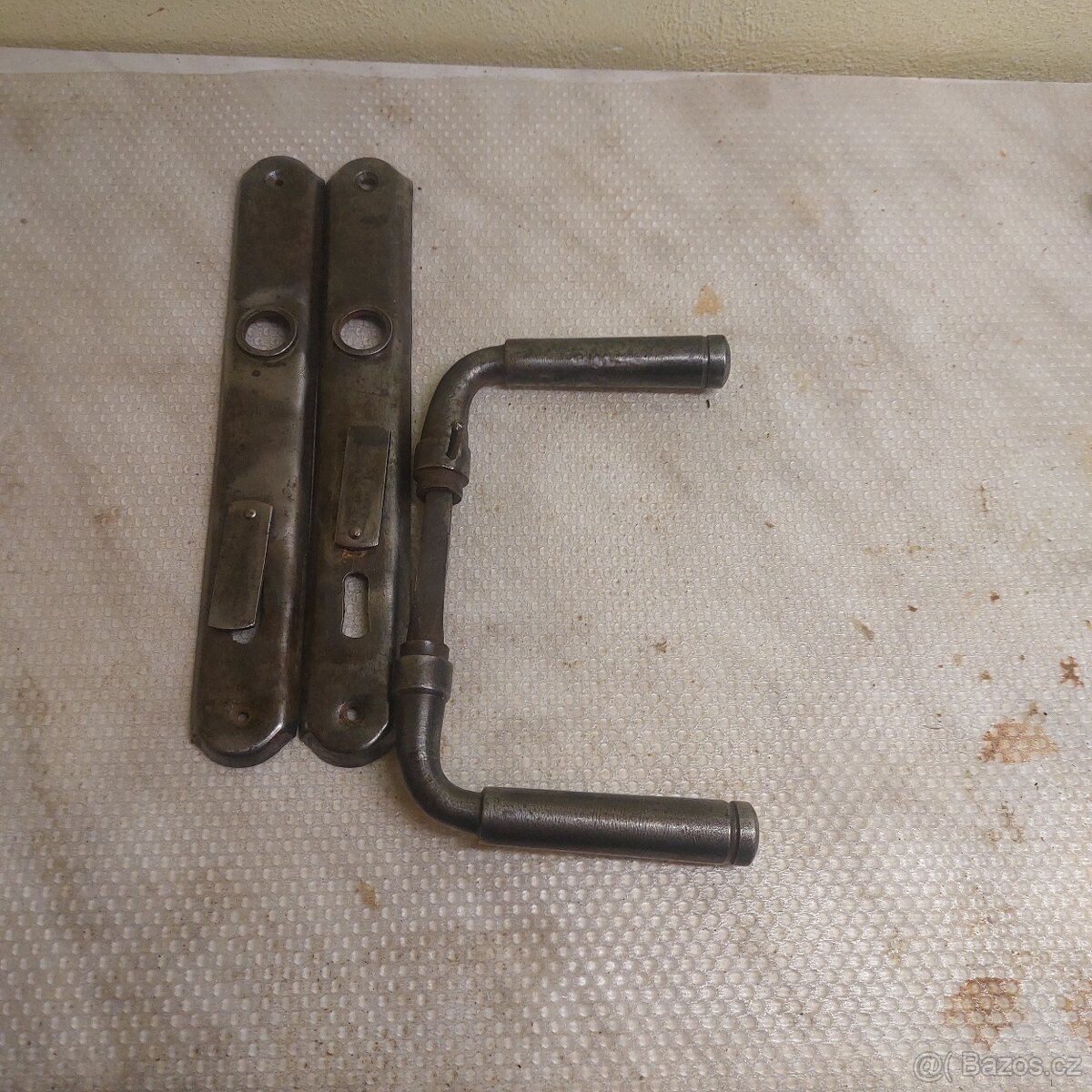 Staré kliky a štítky- kovové.