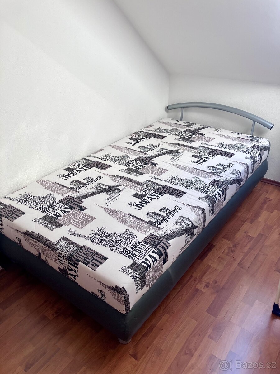 Postel s úložným prostorem