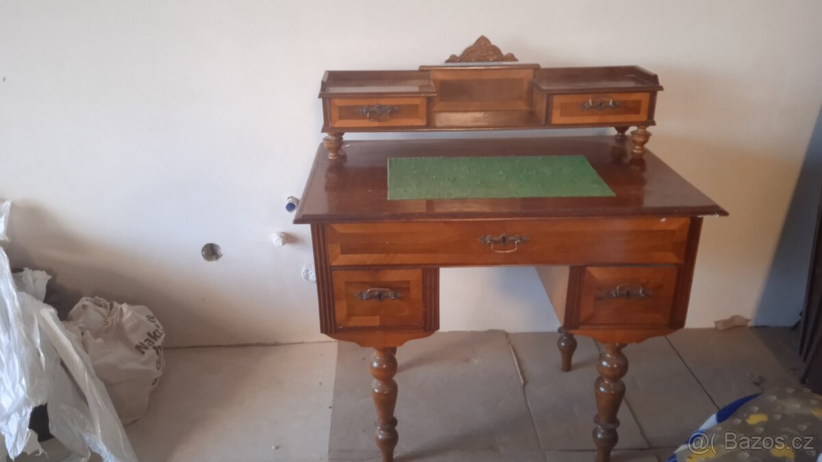 starožitný stolek
