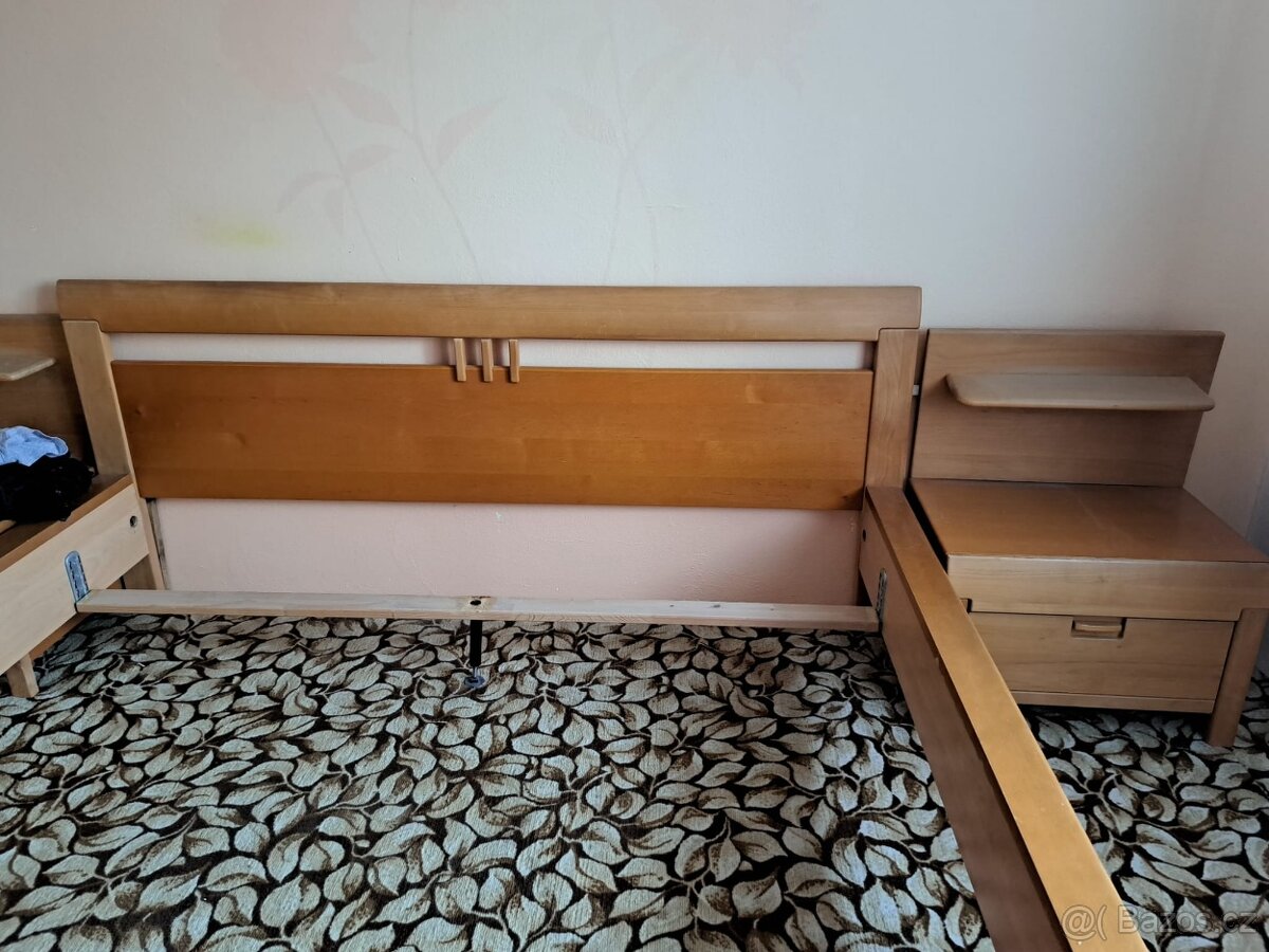 Manželská postel s nočními stolky