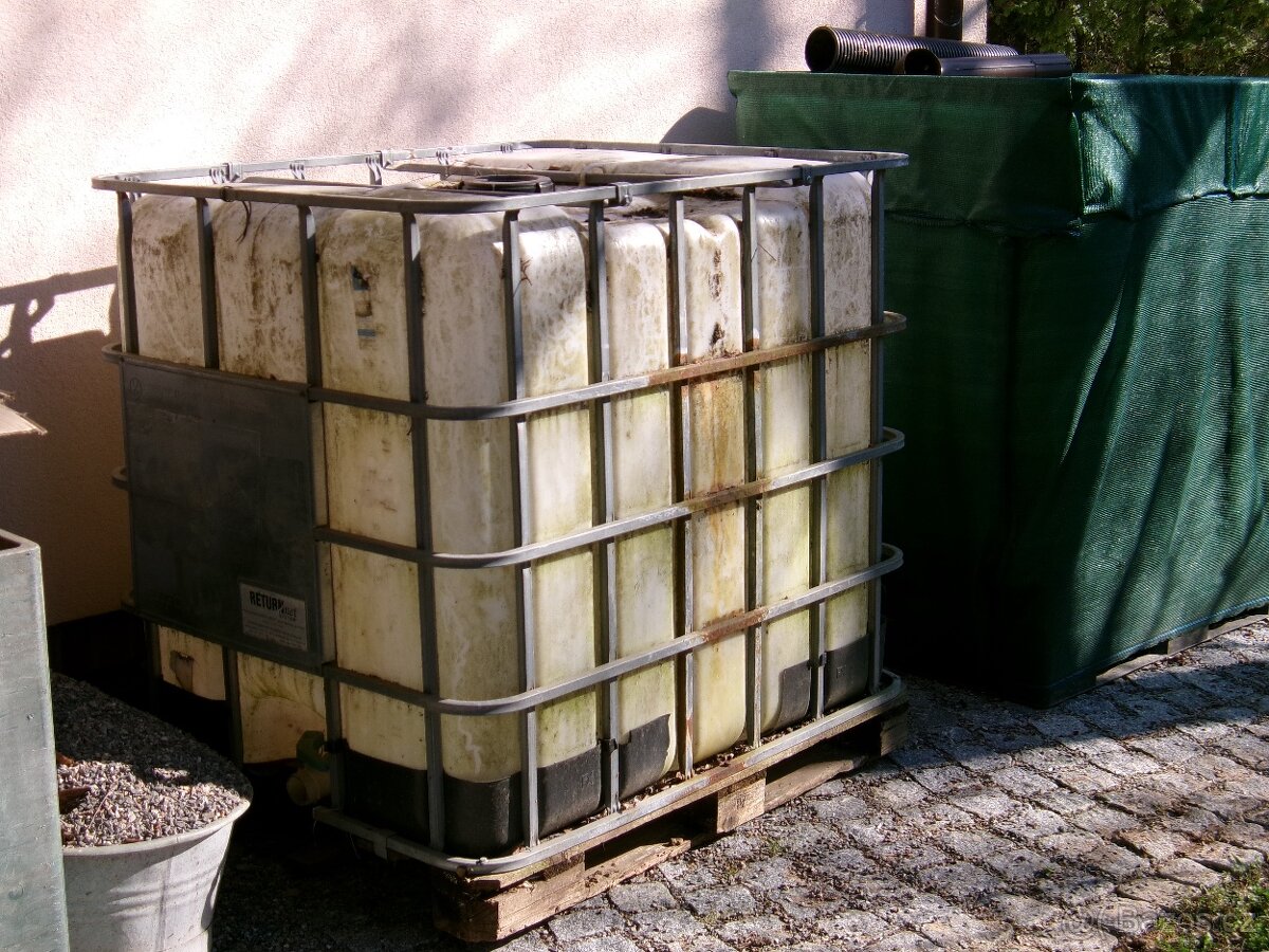 konteiner na destovou vodu