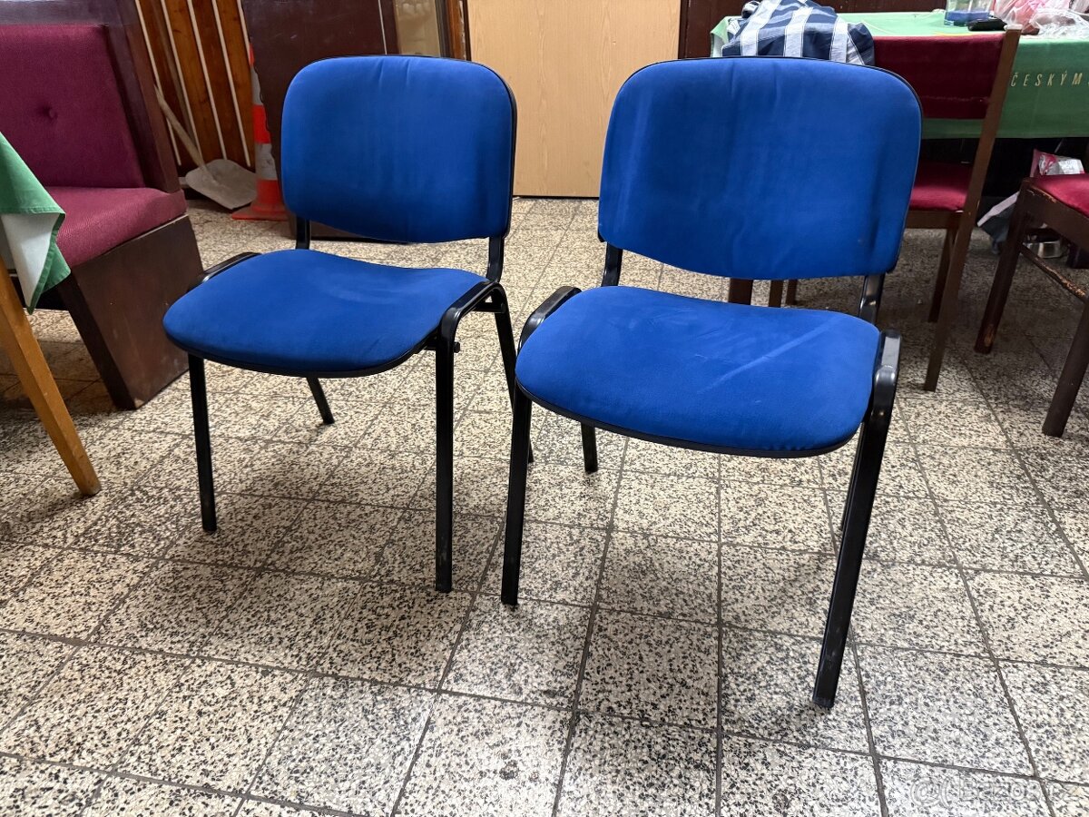 stohovatelné židle použité větší množství