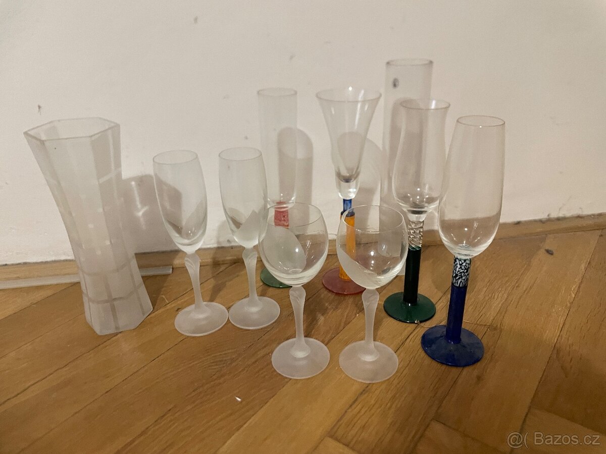 Různé designové skleničky – mix tvarů a barev