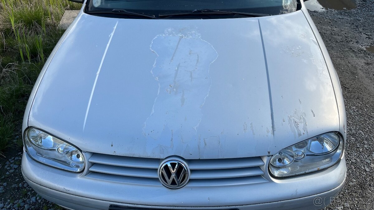 VW Golf IV stříbrná kapota