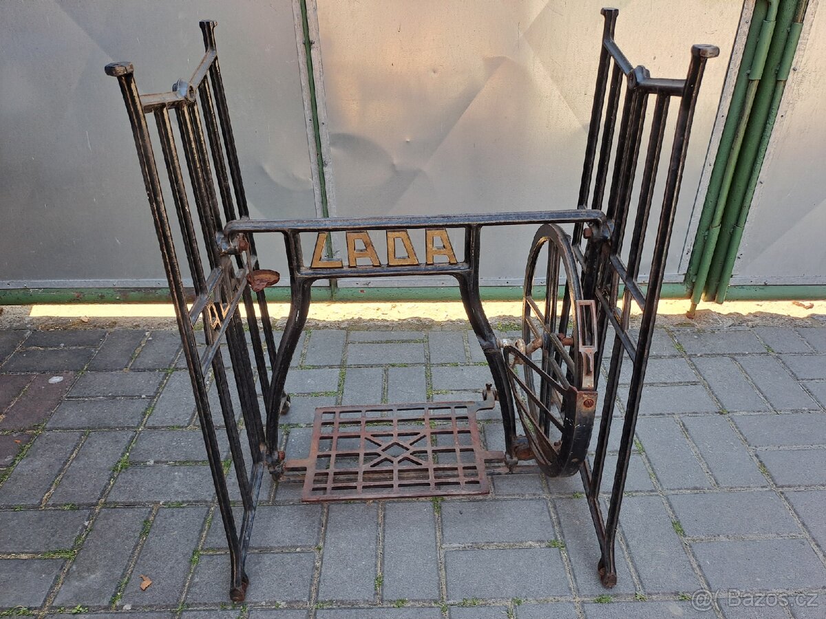 Litinový podstavec od šicího stroje