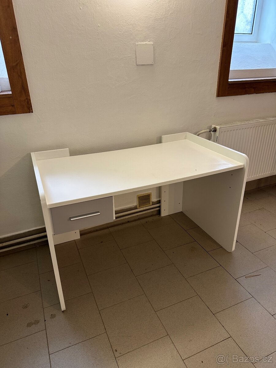 Dětský výškově nastavitelný stůl