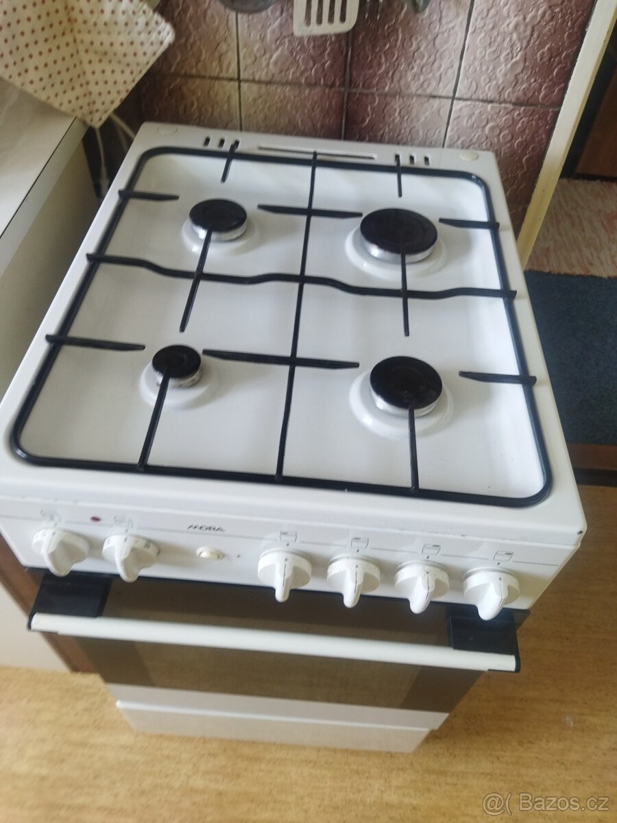 Plynový sporák s elektrickou troubou