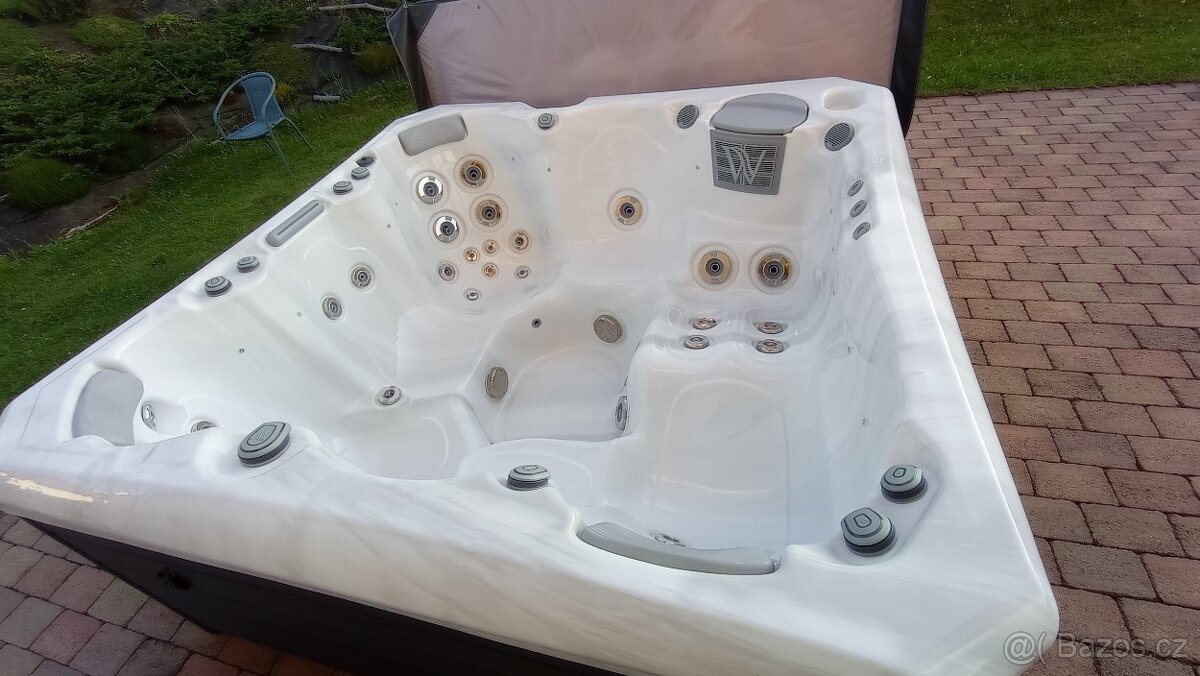 Akrylová vířivka s 6 místy s příslušenstvím