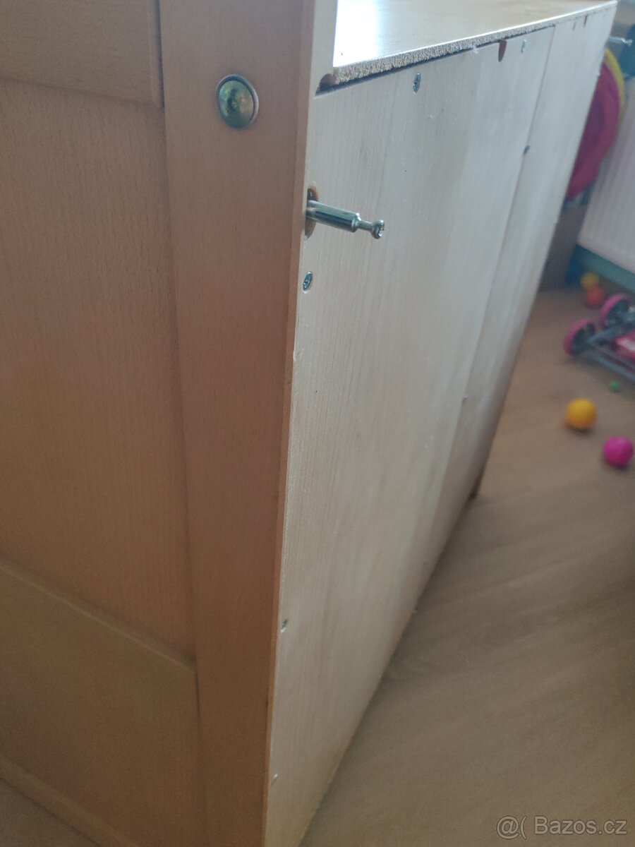 Přebalovací pult / skříňka