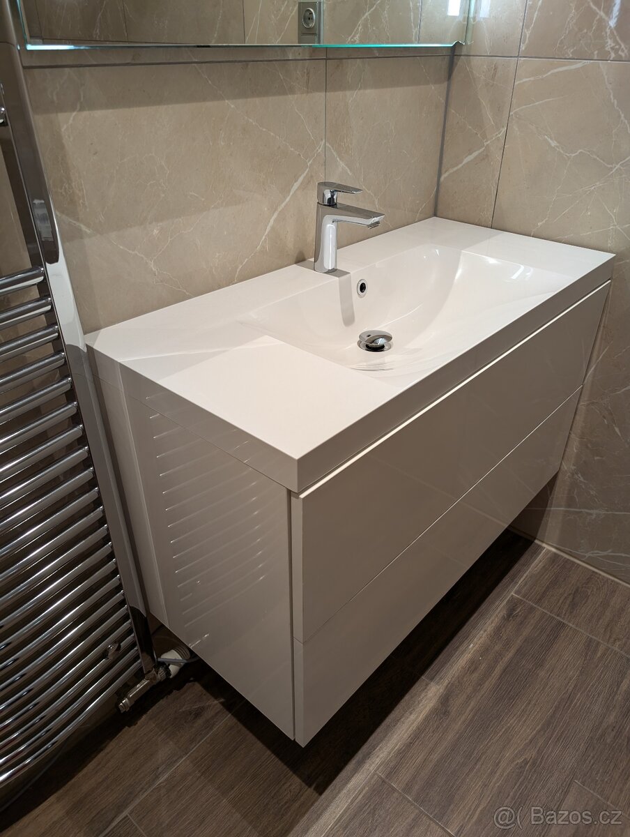 Umyvadlo se skříňkou včetně baterie