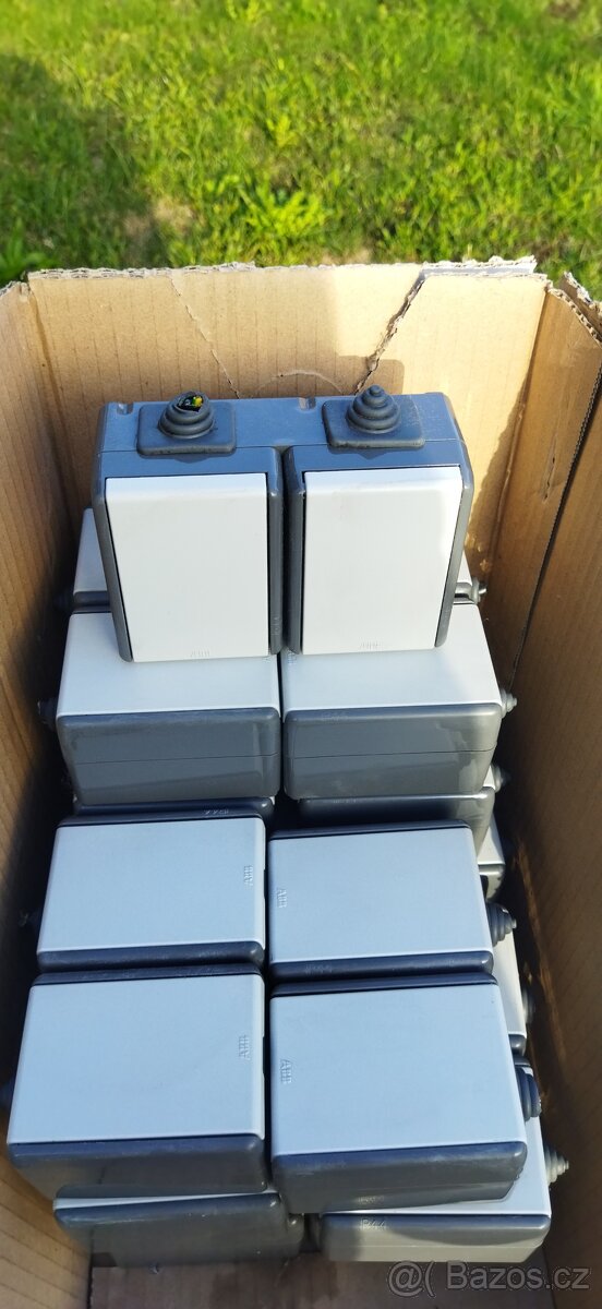 ZÁSUVKA DVOJITÁ NA POVRCH PRAKTIK ABB IP44