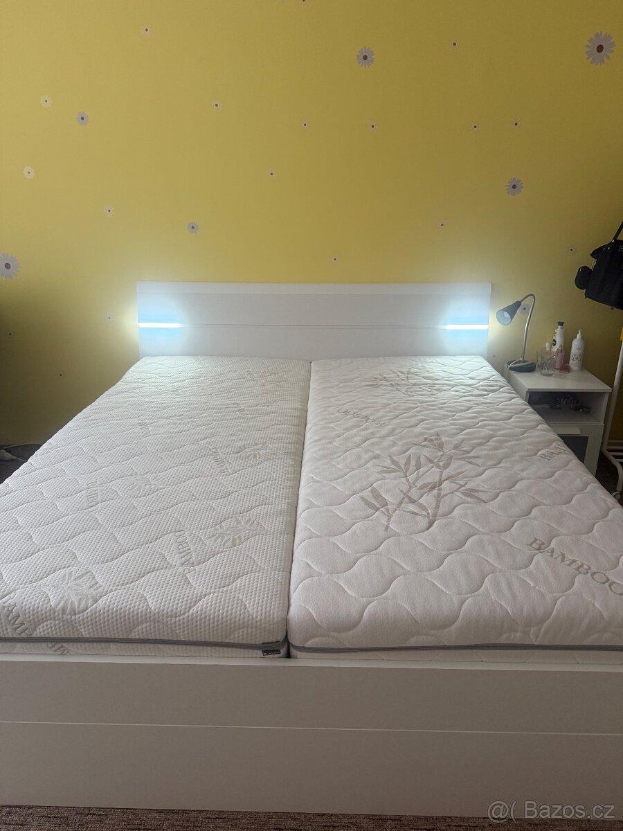 Manželská postel 180x200 cm s osvětlením a úložným prostorem