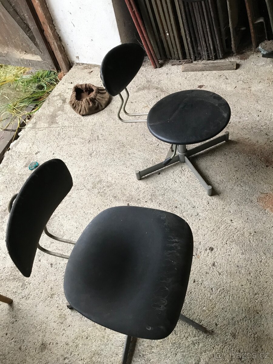 Židle ze štábních vozů Praga V3S