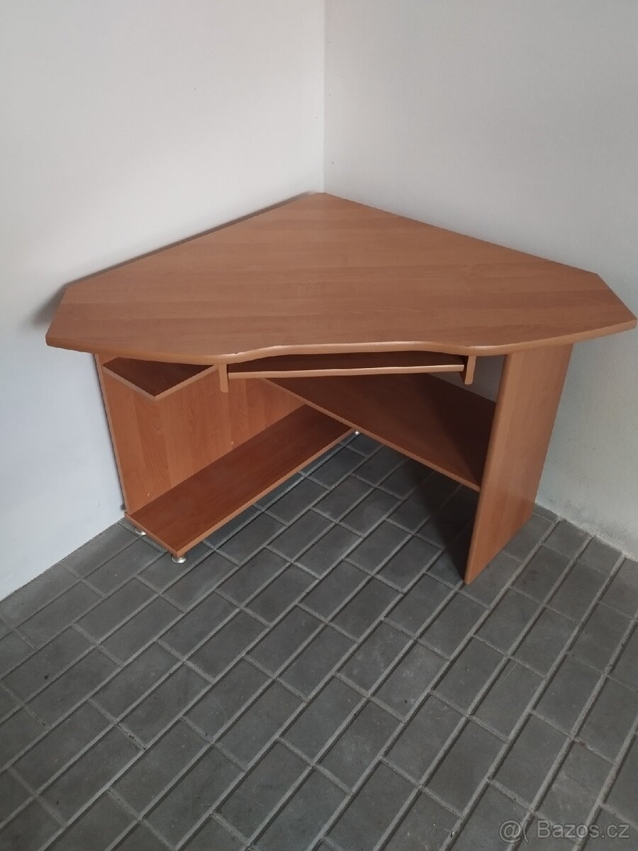 Rohový stůl na PC