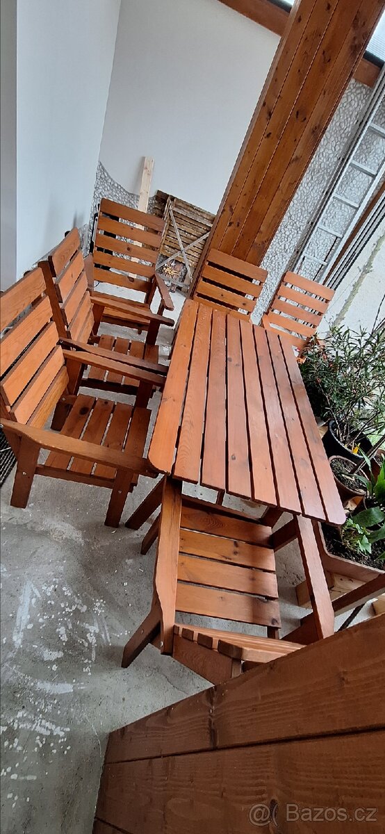 Robustní dřevěný zahradní nábytek