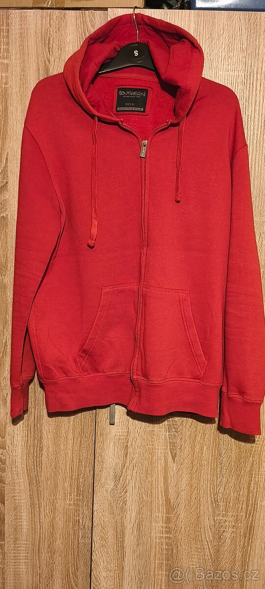červená mikina Southern