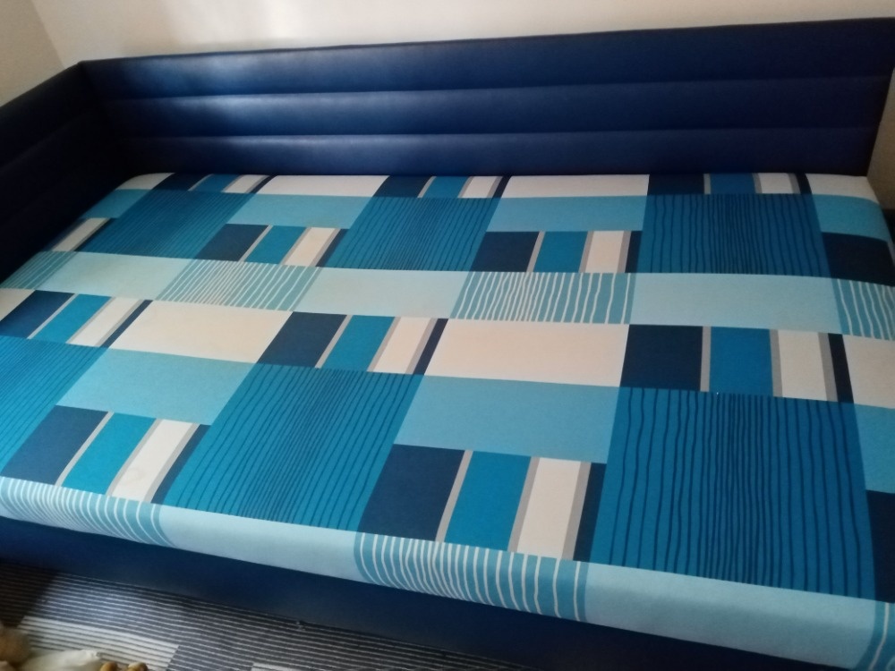 Dvojitá postel s matrací a úložným prostorem
