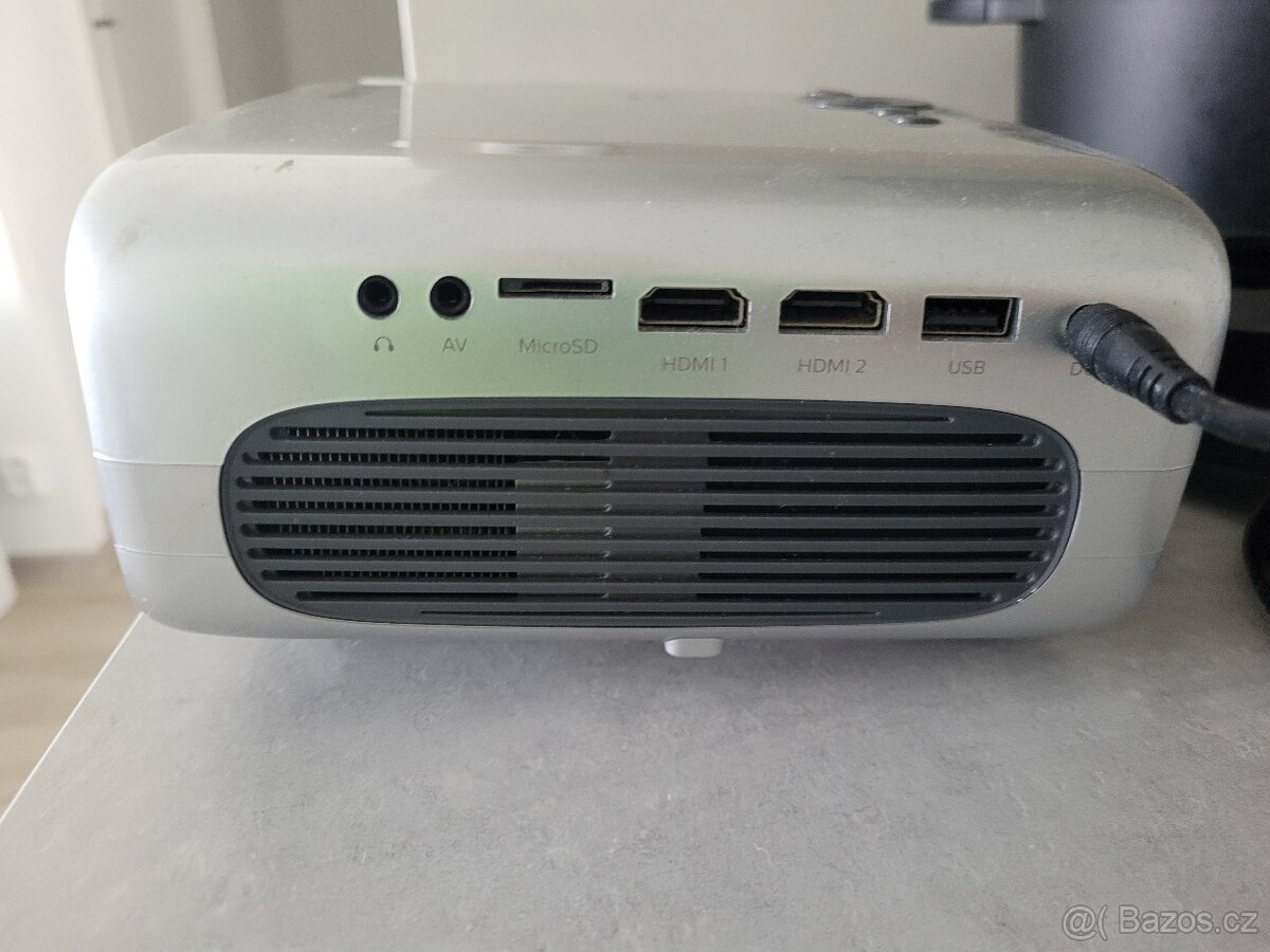 Projektor Philips a platno