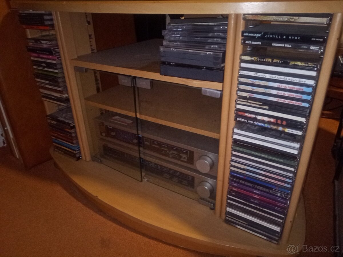 Tv stolek s držáky cd/dvd