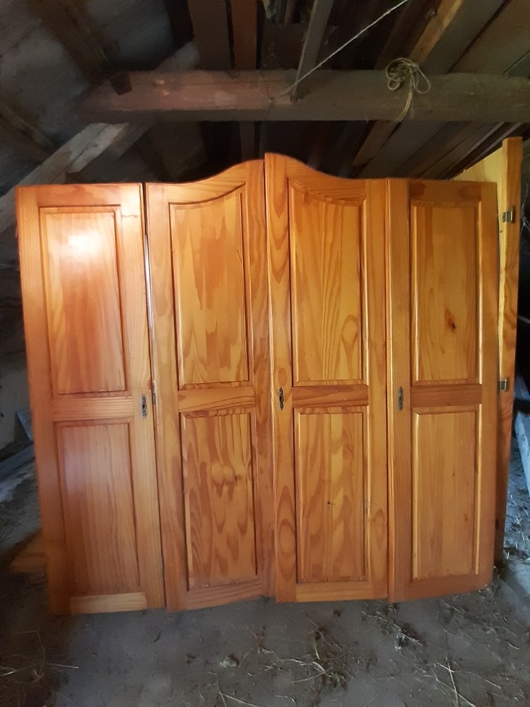 Sada skřín, postel a noční stolky