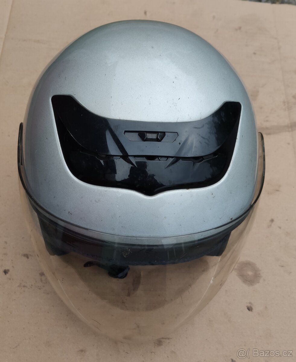 Přilba na motorku.