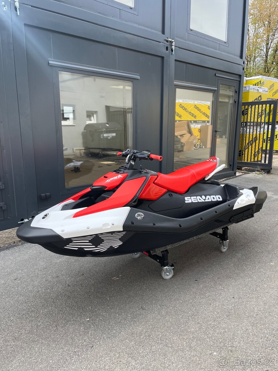 Sea Doo Spark Trixx 90HP model 2025 - červeno/bílá
