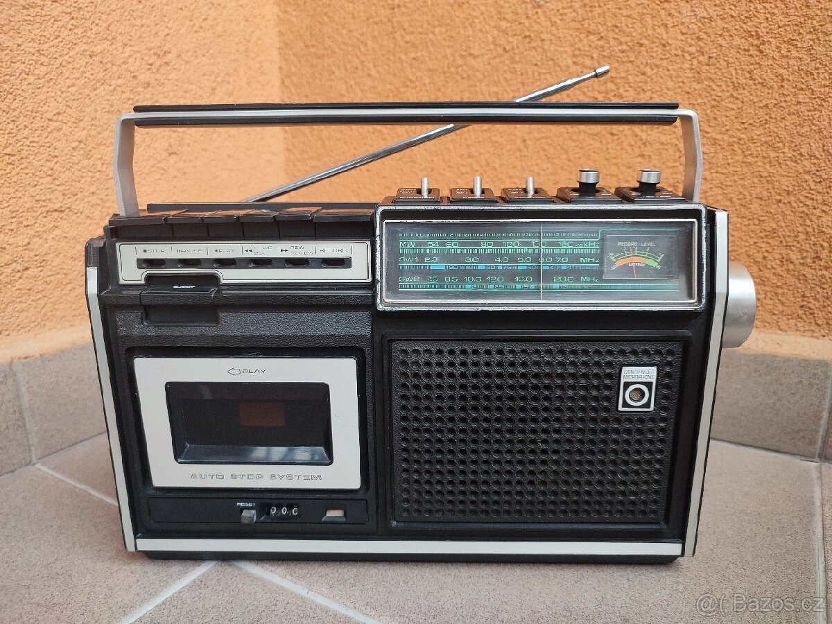 RETRO CASSETTE RECORDER SANYO M2526H.