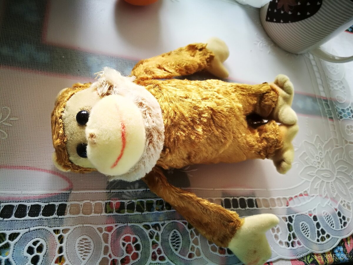 Stará hračka opička