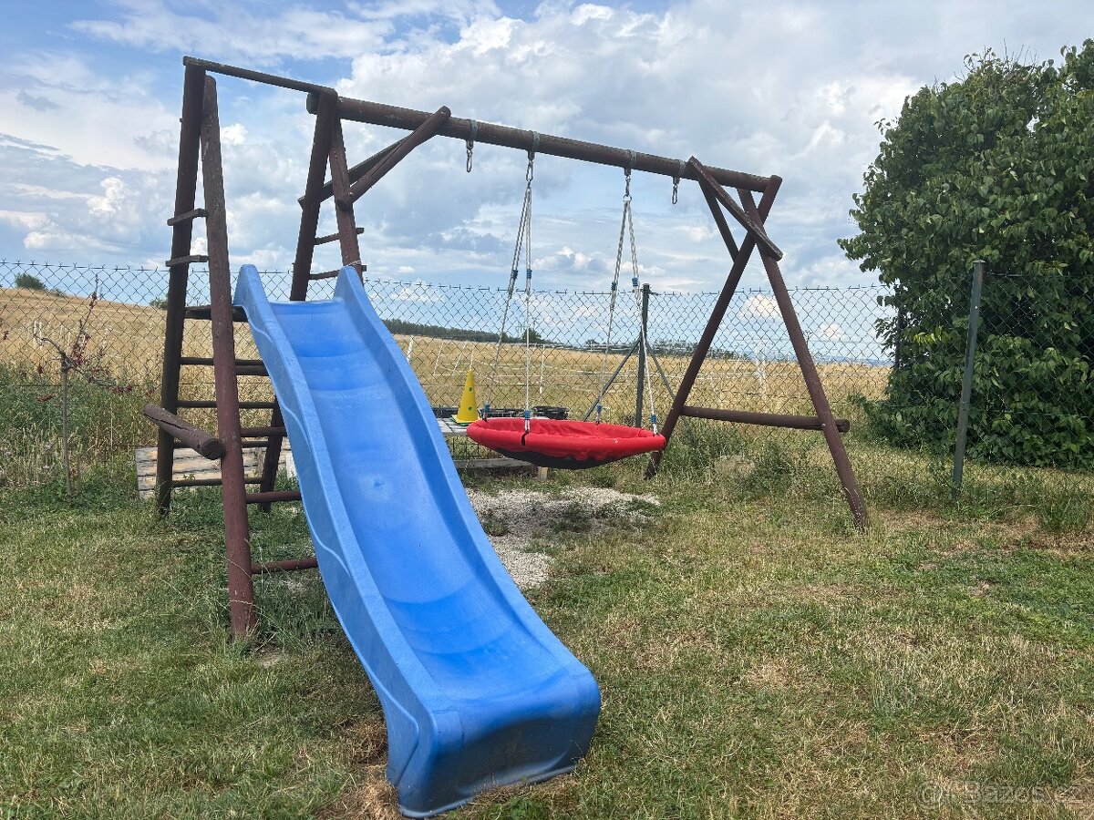 Dětská skluzavka s houpačkou