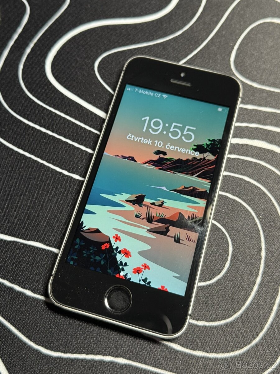 iPhone SE (1. gen.), 32 GB, černá