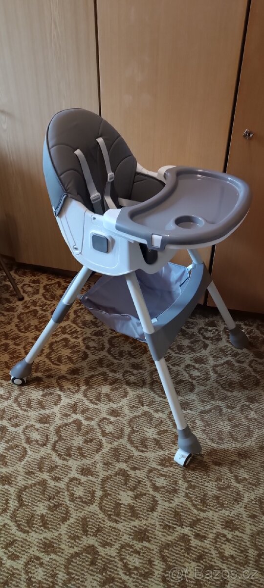 Bílá dětská jídelní židle, vysoká i nízká na kolečkách