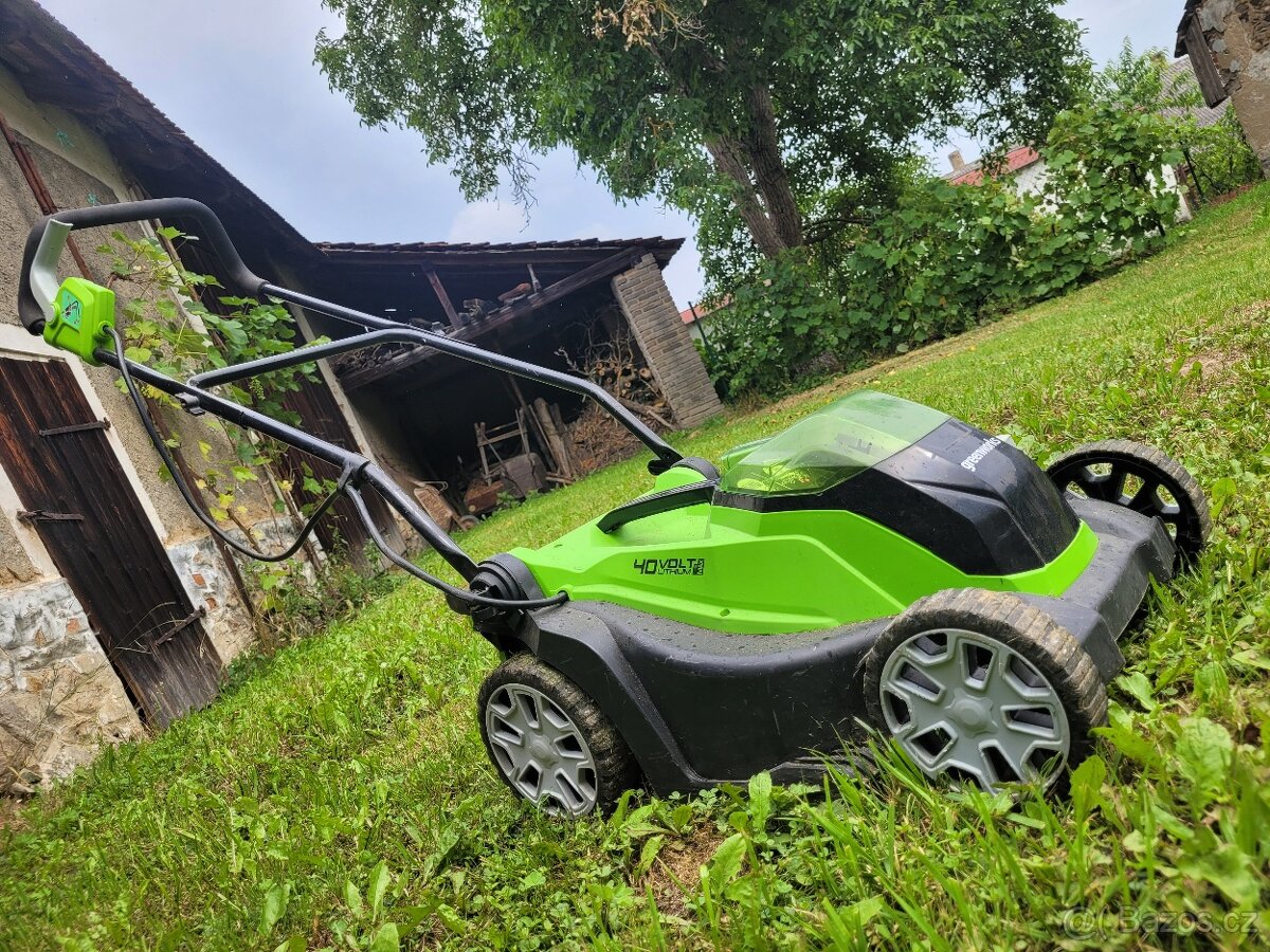 ZAhradní aku sekačka