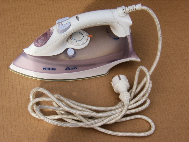 Prodám NAPAŘOVACÍ ŽEHLIČKU PHILIPS