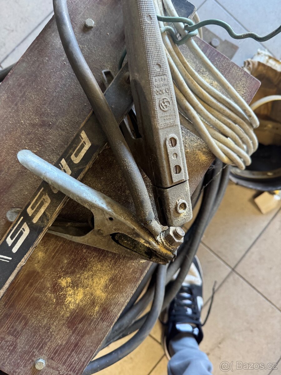 Svářečka s elektrodami a vybavením