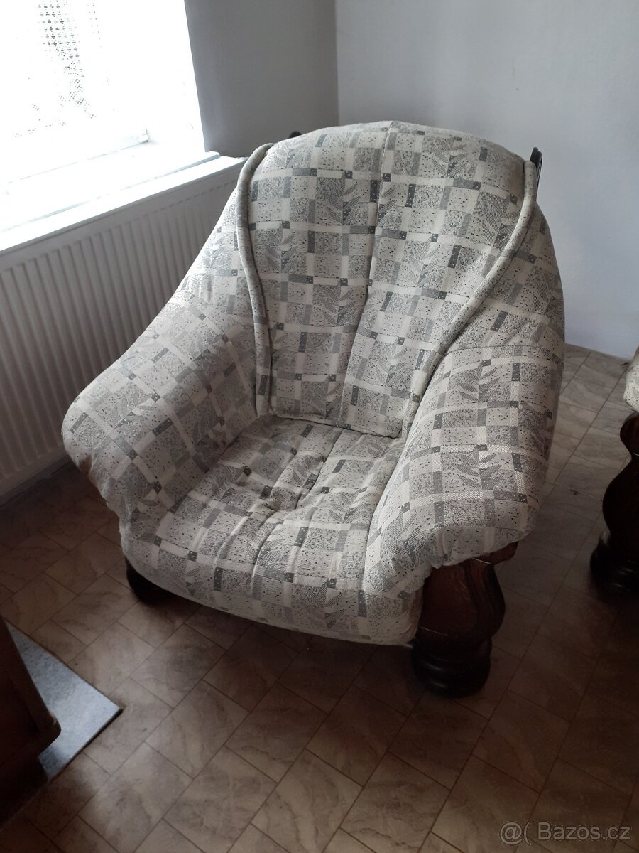 Křeslo z holandské sedací soupravy s konferenčním stolkem