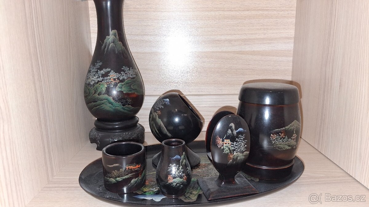 Japonská souprava z ebenového dřeva